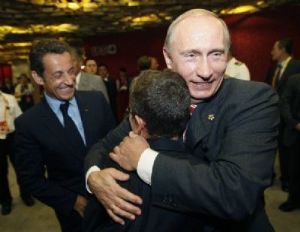 Perso-17-france-s-president-sarkozy-watches-as-his-son-louis-embraces-russia-s-prime-minister-putin-before-opening-ceremony-of-beijing-2008-olympic-games_502